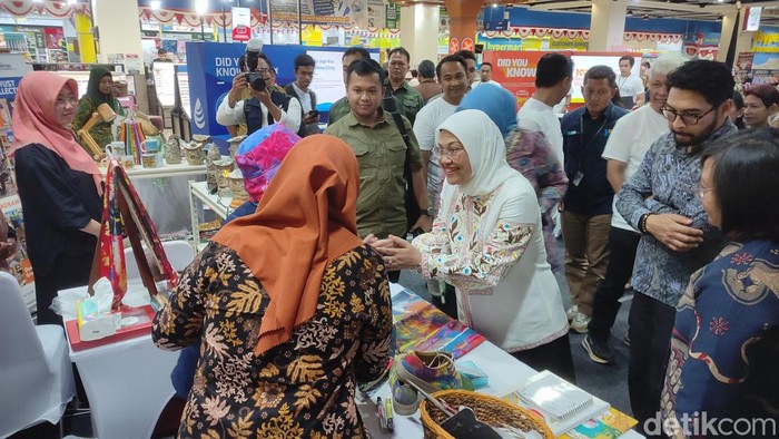 Menaker Ida Fauziyah meninjau UMKM di Festival Bentoel Bangun Bangsa 2023.