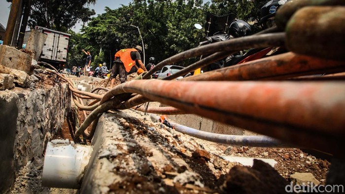 Menengok Proyek SJUT Atasi Kabel Semrawut di Jakarta Pekerja menyelesaikan pembuatan saluran kabel bawah tanah di Jalan Wijaya I, Jakarta Selatan, Selasa (29/8/2023). Pemprov DKI Jakarta menargetkan pembangunan SJUT sepanjang 200 kilometer tahun 2023. Kebijakan itu dilakukan untuk mengatasi persoalan kabel udara yang semrawut.