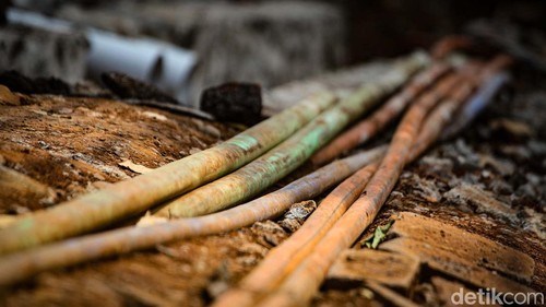 Pekerja menyelesaikan pembuatan saluran kabel bawah tanah di Jalan Wijaya I, Jakarta Selatan, Selasa (29/8/2023). Pemprov DKI Jakarta menargetkan pembangunan SJUT sepanjang 200 kilometer tahun 2023. Kebijakan itu dilakukan untuk mengatasi persoalan kabel udara yang semrawut.