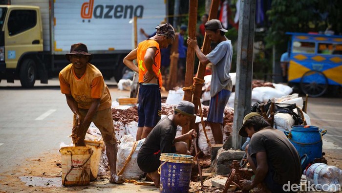 Menengok Proyek SJUT Atasi Kabel Semrawut di Jakarta Pekerja menyelesaikan pembuatan saluran kabel bawah tanah di Jalan Wijaya I, Jakarta Selatan, Selasa (29/8/2023). Pemprov DKI Jakarta menargetkan pembangunan SJUT sepanjang 200 kilometer tahun 2023. Kebijakan itu dilakukan untuk mengatasi persoalan kabel udara yang semrawut.