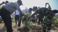 Tugas besar untuk mengendalikan dan memperbaiki kondisi Daerah Aliran Sungai (DAS) Citarum dilakukan melalui Program Citarum Harum. Inisiatif ini, yang diatur oleh Peraturan Presiden Nomor 15 tahun 2018, yang dikenal sebagai Percepatan Pengendalian Pencemaran dan Kerusakan DAS Citarum (PPK DAS Citarum), dijadwalkan akan berlanjut hingga tahun 2025.
