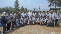 Dalam kunjungannya Luhut turut berdialog dengan para petani, ia memberikan motivasi dan semangat agar terus mengembangkan pembibitan pohon ini. Luhut juga meminta Kepala Desa untuk mencatat anak-anak petani yang berprestasi untuk diberikan pendidikan ke luar negeri.