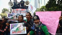 Mereka melakukan unjuk rasa di Patung Kuda, Jl Medan Merdeka Barat, Selasa (29/8/2023). 