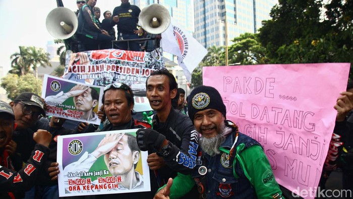 Minta Payung Hukum, Massa Ojol Geruduk Patung Kuda Ratusan pengemudi Ojol berdemo di kawan Patung Kuda, Jakarta. Mereka menuntut pemerintah memberikan regulasi dan payung hukum untuk profesi pengemudi ojek online.