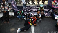 Menurut pendemo, pemerintah sempat berjanji akan memberikan regulasi khusus ojol pada 2016 lalu namun sampai sekarang belum terealisisasi.  