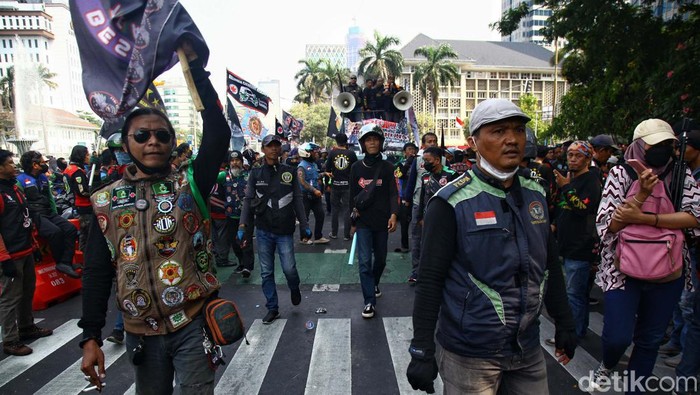 Ratusan pengemudi Ojol berdemo di kawan Patung Kuda, Jakarta. Mereka menuntut pemerintah memberikan regulasi dan payung hukum untuk profesi pengemudi ojek online.