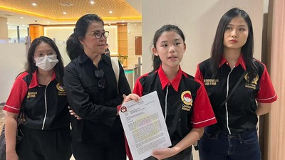 Momen Anak Alvin Lim Beri Undangan Debat ke Kapolri