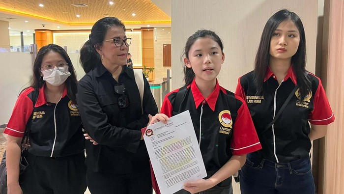Momen Anak Alvin Lim Beri Undangan Debat ke Kapolri Kate Victoria Lim, anak dari advokat Alvin Lim mendatangi Mabes Polri. Victoria Lim memberi undangan debat ke Kapolri terkait kasus yang menjerat ayahnya.