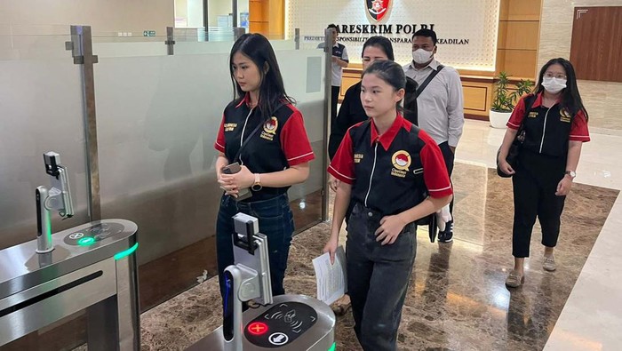 Momen Anak Alvin Lim Beri Undangan Debat ke Kapolri Kate Victoria Lim, anak dari advokat Alvin Lim mendatangi Mabes Polri. Victoria Lim memberi undangan debat ke Kapolri terkait kasus yang menjerat ayahnya.