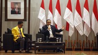 Gubernur DKI Jakarta periode 2017-2022 Anies Baswedan (kanna) mengisi kuliah kebangsaan di FISIP Universitas Indonesia, Depok, Jawa Barat, Selasa (29/8/2023).
