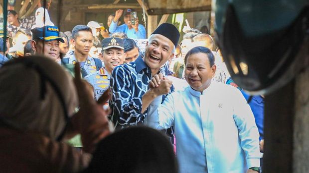 Momen Ganjar Pranowo gandengan tangan dengan Prabowo Subianto di Pekalongan, Selasa (29/8/2023).
