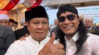 Prabowo Subianto yang didapuk menjadi Ketua panitia penyelenggara tampak akrab bersama Gus Miftah, Kamis (29/8/2023).