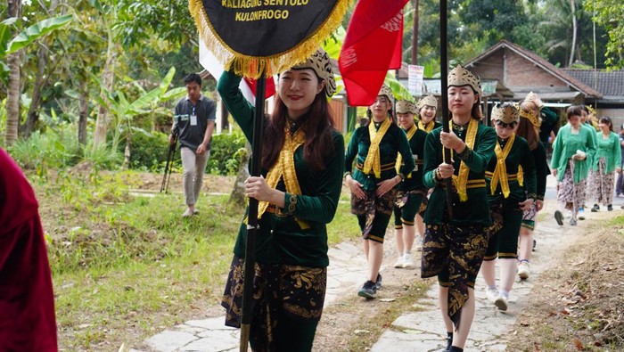 Momen mahasiswa Jepang saat ikut dalam kirab budaya di Kaliagung, Sentolo, Kulon Progo.