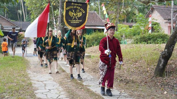 Momen mahasiswa Jepang saat ikut dalam kirab budaya di Kaliagung, Sentolo, Kulon Progo.