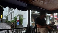 Untuk pembelian tiket, kamu membelinya langsung saat aakn menaiki bus. Bandros beroperasi setiap hari mulai pukul 08.00-16.00 WIB.   