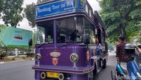 Naik Bandros atau Bandung Bus on Tour merupakan salah satu cara unik untuk menikmati pesona wisata kota Bandung.