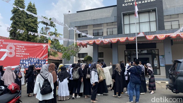 Orang tua mendatangi kantor Dinas Pendidikan dan Kebudayaan Kota Sukabumi