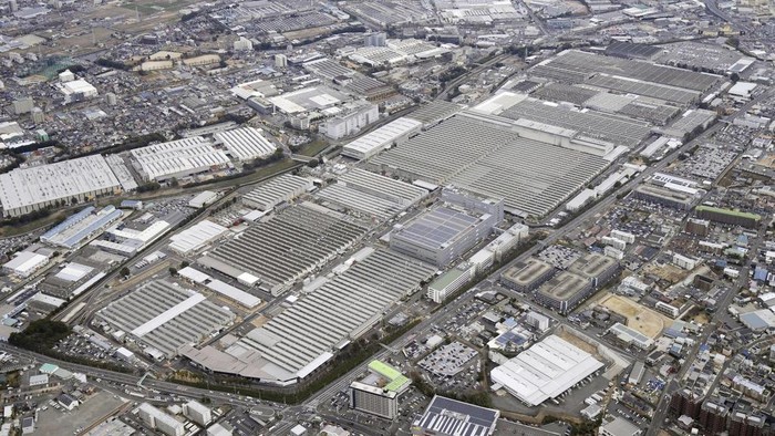 Pabrik Toyota di Jepang Berhenti Operasi, Begini Potretnya The gate of Toyota's Motomachi plant is seen Tuesday, Aug. 29, 2023, in Toyota, central Japan. All 28 vehicle assembly lines at Toyota’s 14 auto plants in Japan shut down Tuesday, Aug. 29, 2023, over a problem in its computer system that deals with incoming auto parts.(Kyodo News via AP)