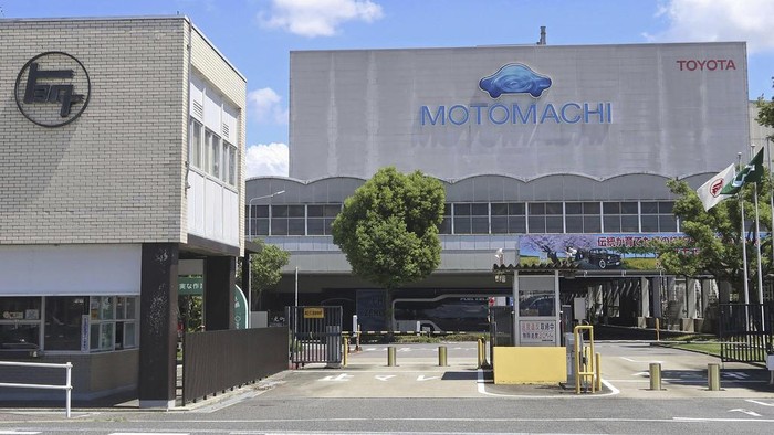 The gate of Toyotas Motomachi plant is seen Tuesday, Aug. 29, 2023, in Toyota, central Japan. All 28 vehicle assembly lines at Toyota’s 14 auto plants in Japan shut down Tuesday, Aug. 29, 2023, over a problem in its computer system that deals with incoming auto parts.(Kyodo News via AP)