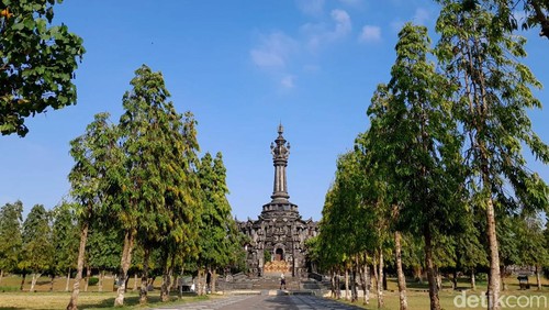 Beginilah suasana pagi dengan langit biru dan udara segar yang berhasil diabadikan detikHealth di Monumen Bajra Sandhi (Monumen Perjuangan Rakyat Bali), Denpasar, Bali.