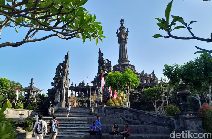 Beginilah suasana pagi dengan langit biru dan udara segar yang berhasil diabadikan detikHealth di Monumen Bajra Sandhi (Monumen Perjuangan Rakyat Bali), Denpasar, Bali.