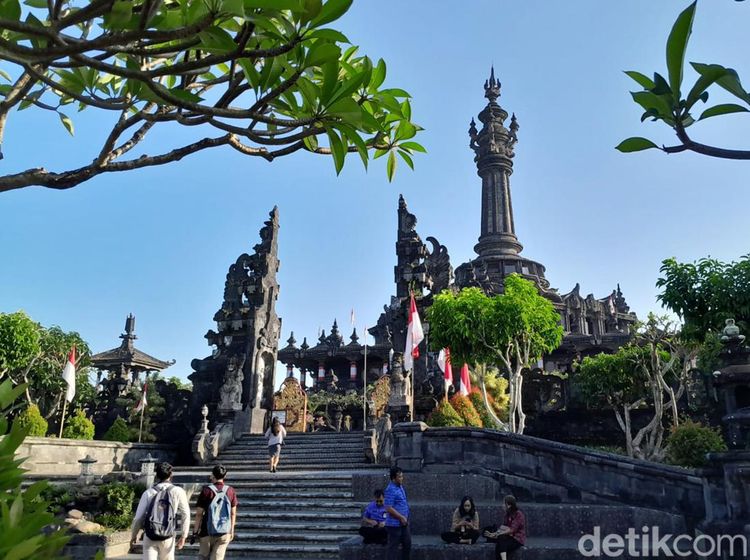 Birunya Langit Pagi di Bali, Jakarta Kapan Bisa Begini Lagi?