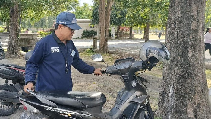 Salah satu juru parkir ketika tengah bertugas di kawasan Renon, Denpasar, Bali pada Senin (28/8/2023).