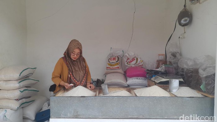 Pedagang beras di pasar inpres Sumedang kena imbas kenaikan harga beras