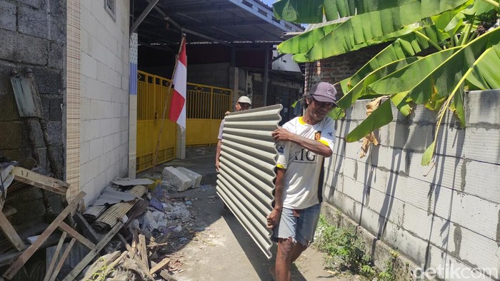 Pekerja bangunan yang merenovasi rumah Wiwik sambat ulah Masriah membuat mereka harus bekerja ekstra