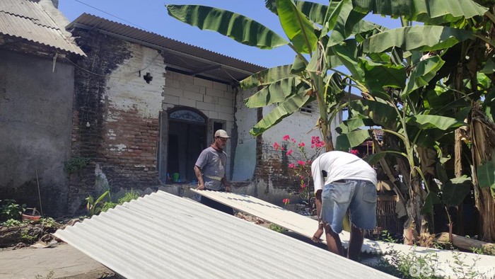 Pekerja bangunan yang merenovasi rumah Wiwik sambat ulah Masriah membuat mereka harus bekerja ekstra