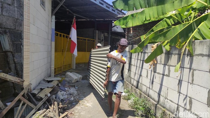 Pekerja bangunan yang merenovasi rumah Wiwik sambat ulah Masriah membuat mereka harus bekerja ekstra