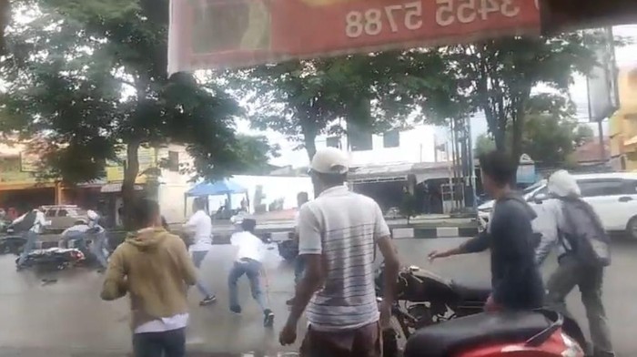 Pelajar tawuran di Jalan Sisingamangaraja Medan. (Foto: Istimewa)