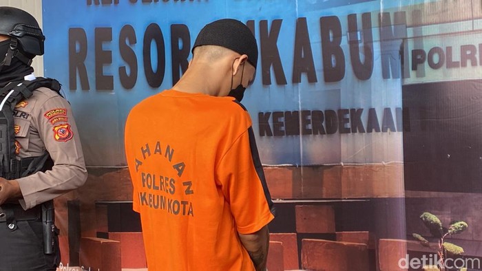 Pelaku pembacokan pedagang nasgor dan pelajar di Sukabumi ditangkap.