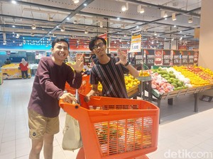 Pelanggan Perdana ke Transmart Full Day Sale: Pelayanan Ramah-Buah Segar