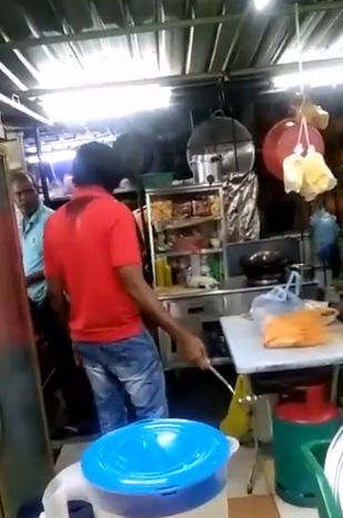 Pelayan dipukul pengunjung karena lama sajikan makanan.