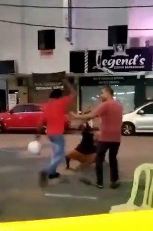 Pelayan dipukul pengunjung karena lama sajikan makanan.