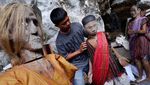 Melihat Pembersihan Patung Tau-tau dari Toraja