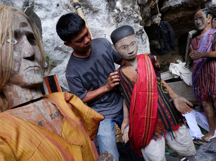 Melihat Pembersihan Patung Tau-tau dari Toraja