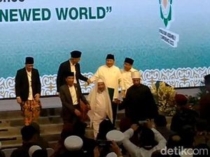 Melihat Lagi Momen Hangat Ganjar dan Prabowo Bergandengan-Salam Komando