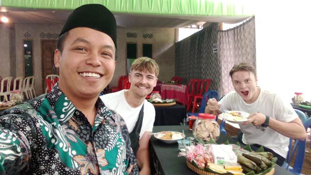 Pemilik hajatan Pariman kedatangan 2 bule nyasar. Kedua bule itu pun dipersilakan makan dan menikmati suguhan di hajatannya. Foto diunggah Selasa (29/8/2023).
