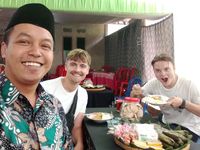 Bule Nyasar di Kampung Sempat Mampang Diterima Baik Oleh Warga