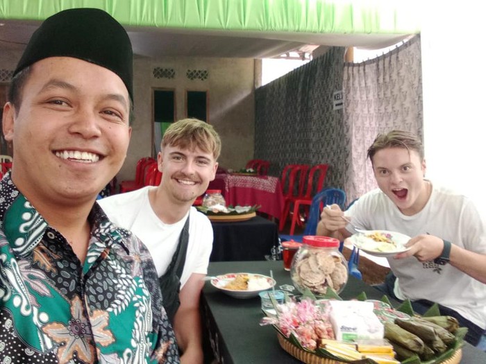 Pemilik hajatan Pariman kedatangan 2 bule nyasar. Kedua bule itu pun dipersilakan makan dan menikmati suguhan di hajatannya. Foto diunggah Selasa (29/8/2023).