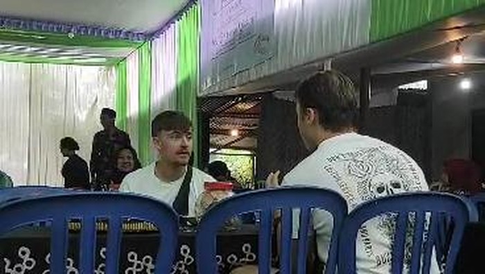 Pemilik hajatan Pariman kedatangan 2 bule nyasar. Kedua bule itu pun dipersilakan makan dan menikmati suguhan di hajatannya. Foto diunggah Selasa (29/8/2023).