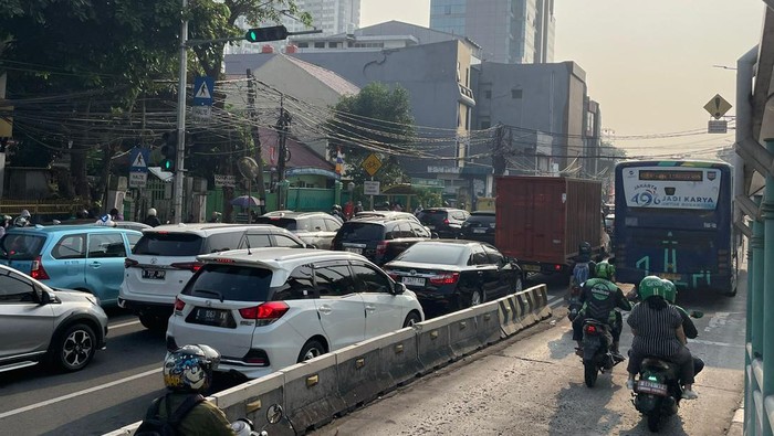 Pemotor nekat masuk jalur
