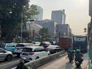 Simpang Harmoni Macet Parah, Pemotor Nekat Terobos Jalur TransJ dan Trotoar
