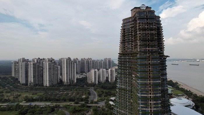 A view of a hotel and residential apartments in Country Garden's Forest City development in Johor Bahru, Malaysia August 16, 2023. REUTERS/Edgar Su