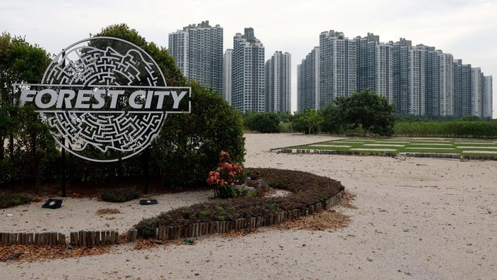 Penampakan Mega Proyek Reklamasi Malaysia yang Kini Jadi Kota Hantu A view of a hotel and residential apartments in Country Garden's Forest City development in Johor Bahru, Malaysia August 16, 2023. REUTERS/Edgar Su