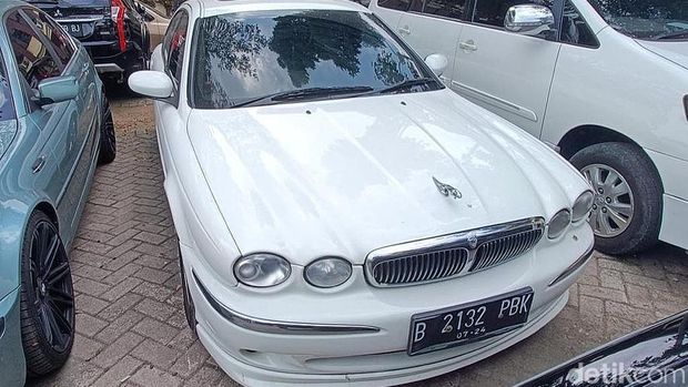Penampakan mobil jaguar selebgram Adelia yang disita polisi