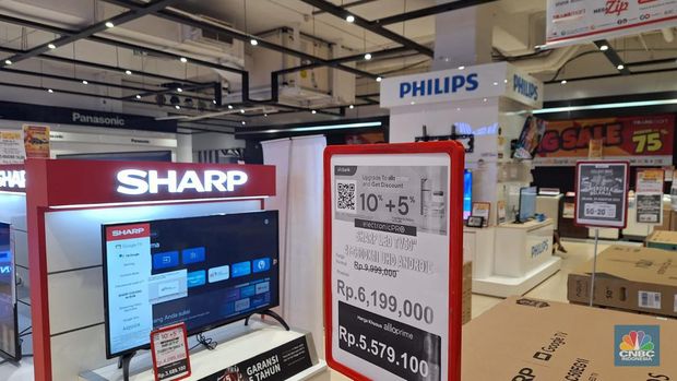 Pengunjung memilih barang elektronik saat berlangsungnya Full Day Sale di Transmart Cempaka Putih, Jakarta, Selasa (29/8/2023). (CNBC Indonesia/Khoirul Anam)