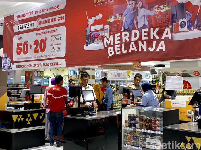 Pengunjung Transmart Trans Icon Mall Surabaya memborong anggur muscat di promo Transmart Full Day Sale